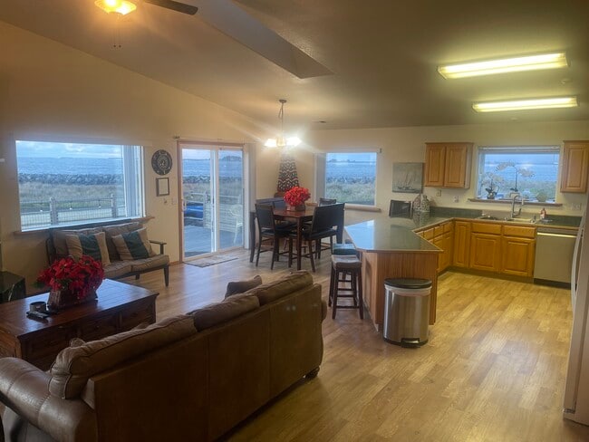 Building Photo - 1361 Buhne Dr