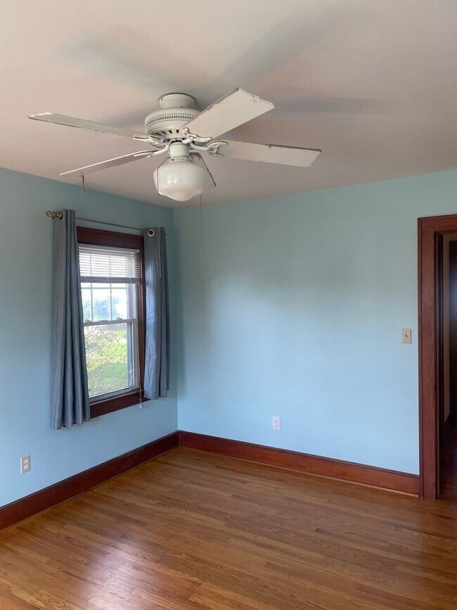 Building Photo - Roommate Needed for 4 BR 1 BATH home