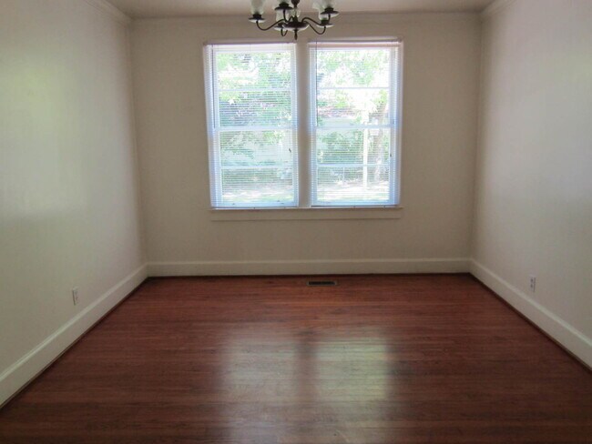 Building Photo - Large 3BD/2B with 2 living rooms!  Walk to VSU!!