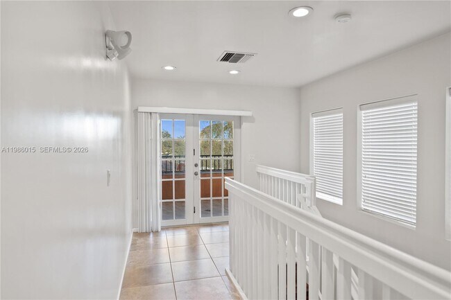 Building Photo - 819 SW 7th Ave