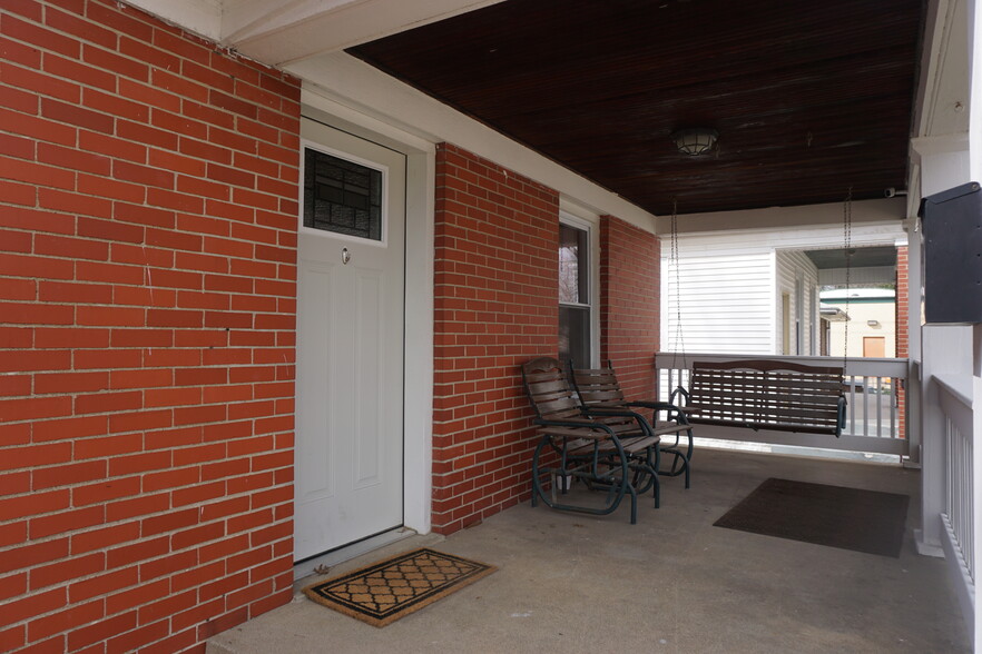 Building Photo - 619 S Rotherwood Ave