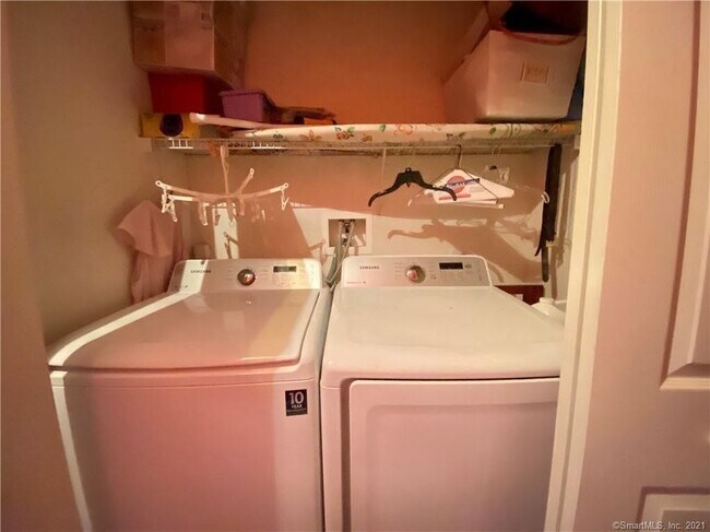 Building Photo - 2002 Larson Dr