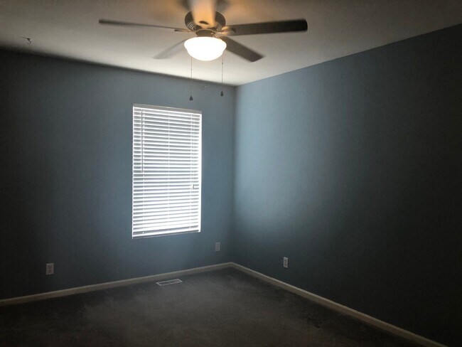 Building Photo - Large Home in Papillion For Rent!