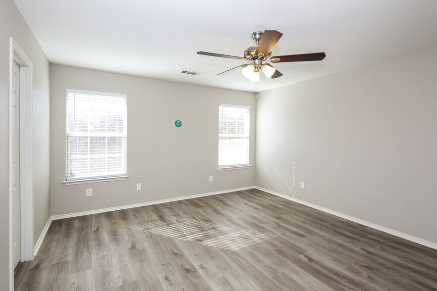 Building Photo - 8044 Brook Ridge Dr