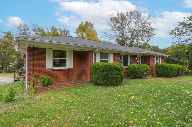Building Photo - 208 Hillcrest Dr