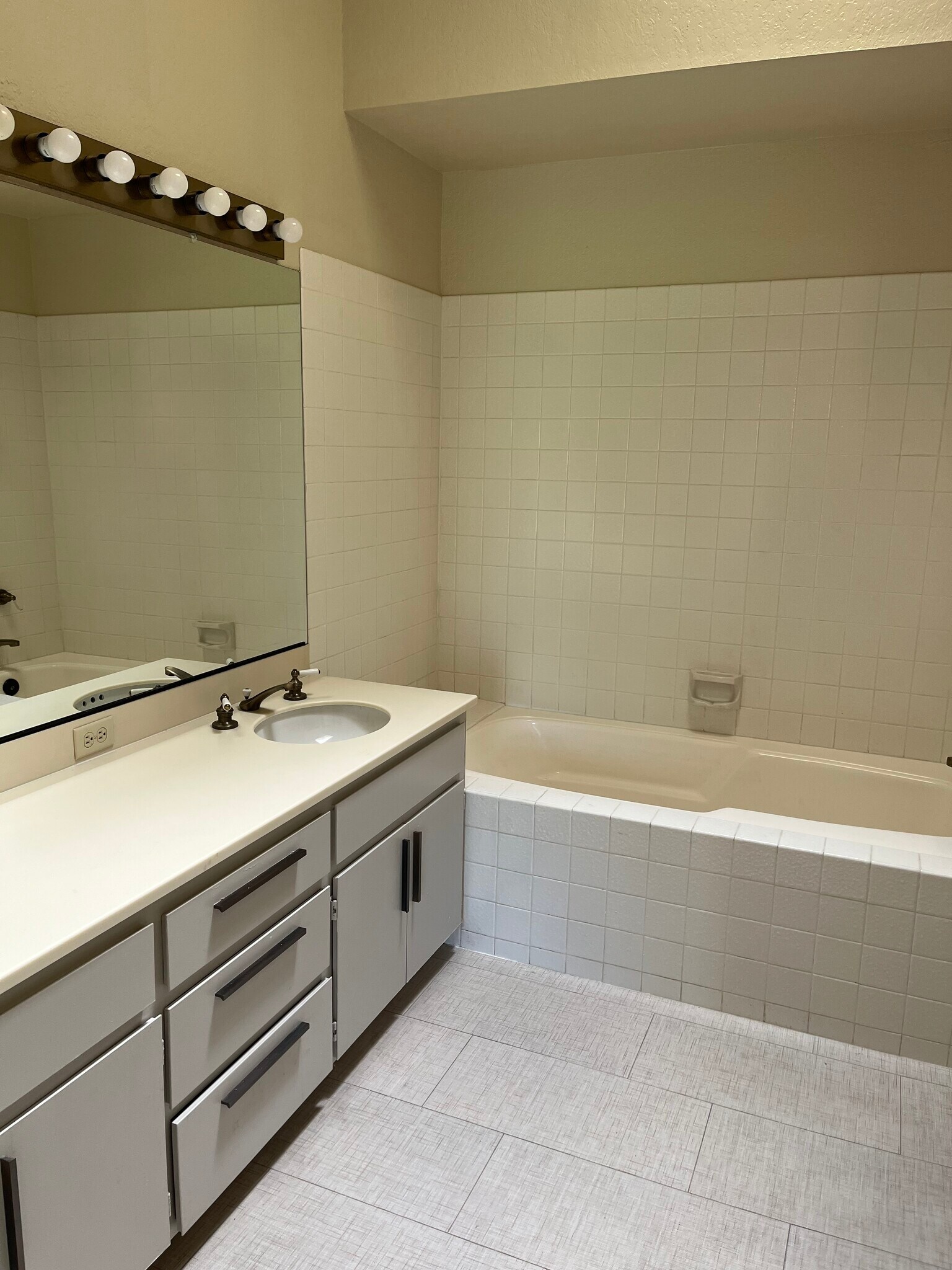 Building Photo - 36185 Avenida de las Montanas