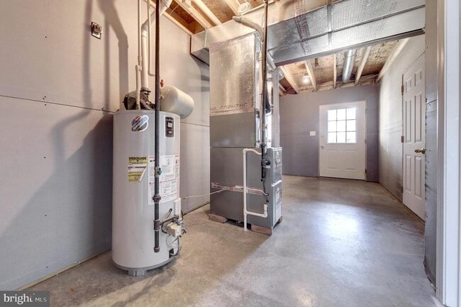 Building Photo - 689 E Walnut St