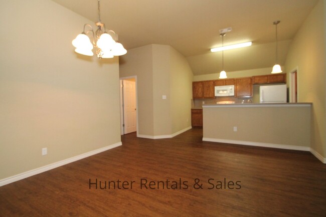 Building Photo - Luxury Duplex!