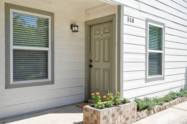 Building Photo - 518 Moore St