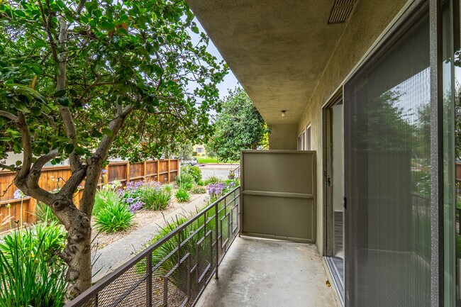 Building Photo - 1207 Huntington Dr