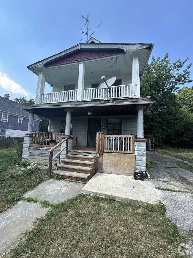 Building Photo - Upper unit of duplex newly renovated