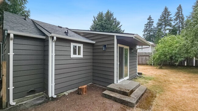 Building Photo - Updated 2-Bed Home Near Parks, Transit, and Light Rail