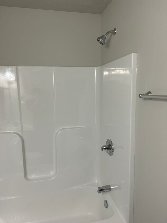 Building Photo - 4 bed 3 bath Townhome For Rent!