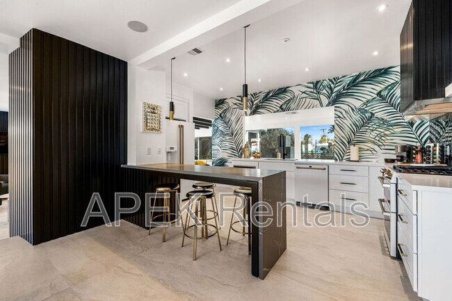 Building Photo - 2325 N Girasol Ave