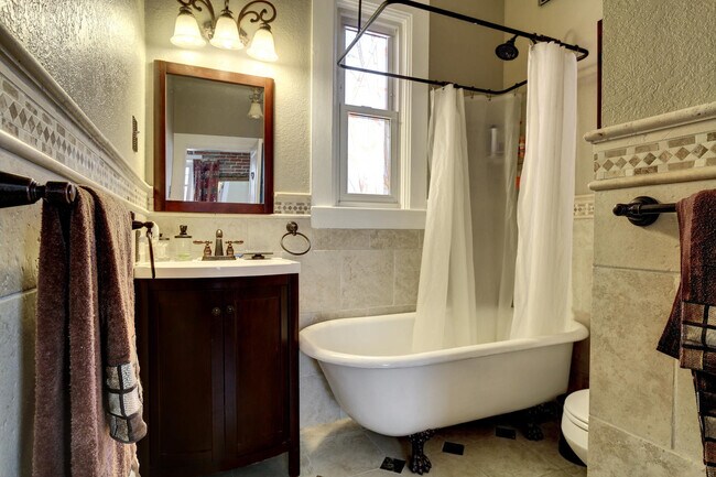 Building Photo - Bungalow in Desirable Highlands! Location Matters!