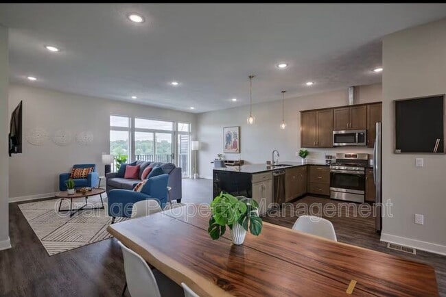 Building Photo - 630 N 46th St