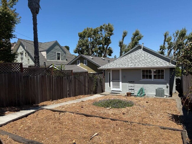 Building Photo - Charming 3-Bedroom Home with Yard – Conven...