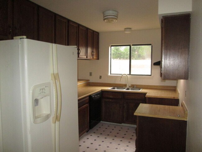 Building Photo - Available Now In Taylor Ranch!