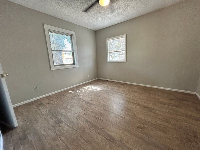 Building Photo - 2Bed/1Bath Available