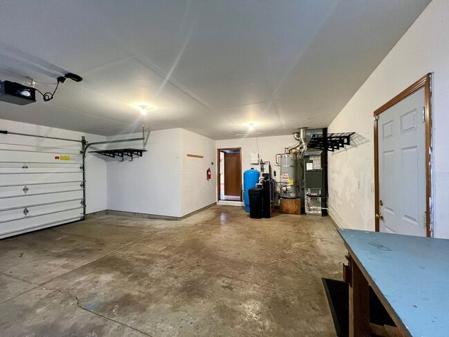 Building Photo - Private 5 Acres