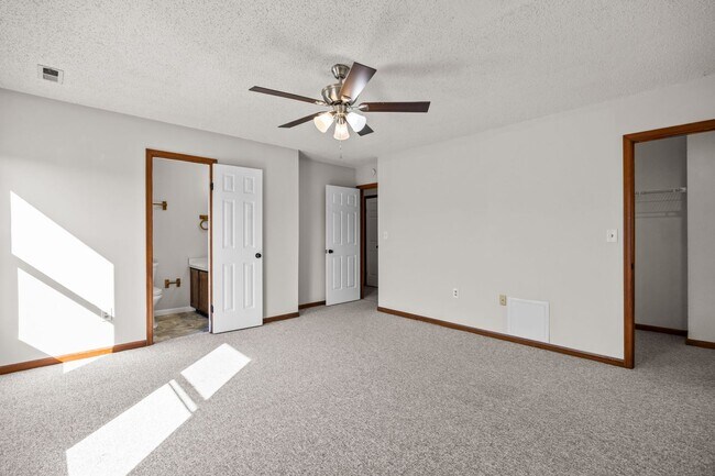 Building Photo - Charming 2 Bed, 2.5 Bath Townhouse for Rent in Virginia Beach!