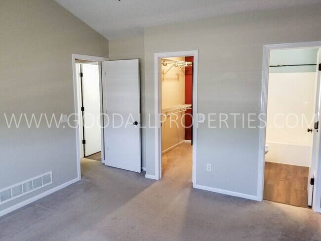 Building Photo - 2420 Pine Ct