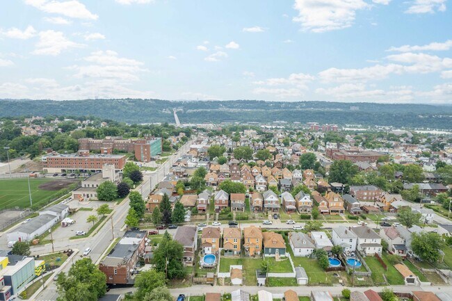 Building Photo - AVAILABLE AUGUST 1ST!! BEAUTIFUL 3 BEDROOM...