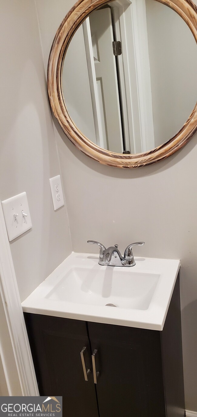 Building Photo - 1129 West Ave SW