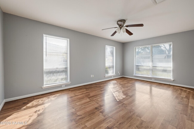 Building Photo - 207 Ashwood Dr