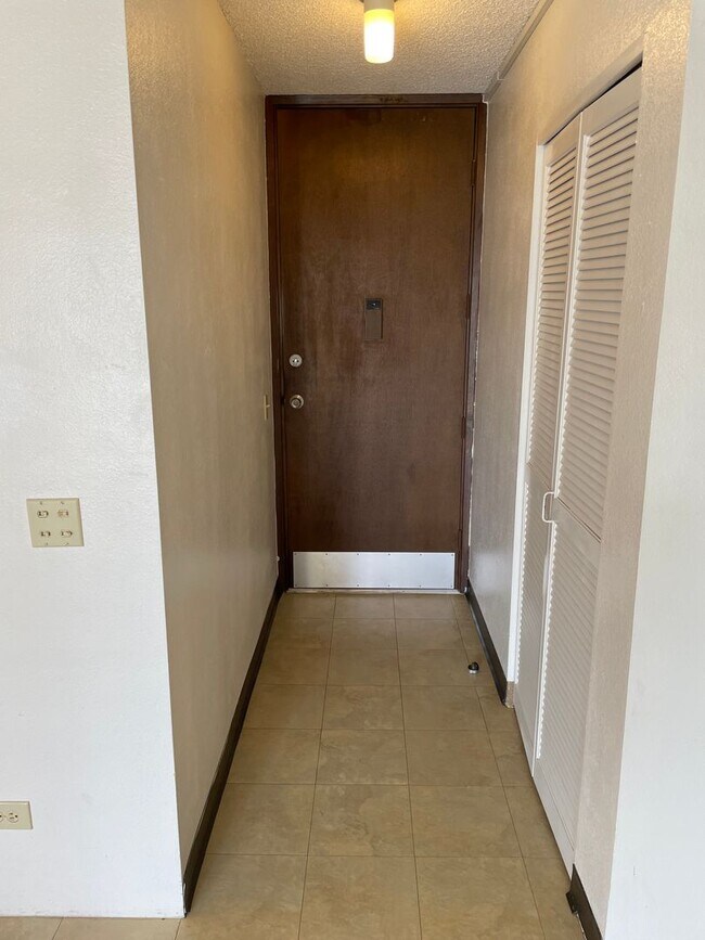 Building Photo - Rainbow Place - Moiliili - 1 Bdrm/1 Bath/1...