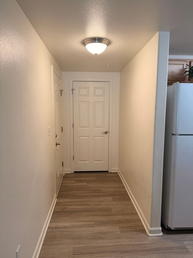 Building Photo - Awesome 2Bed 2Bath Condo Small Dog Considered!!!