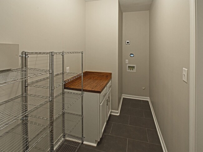 Building Photo - 1 Bedroom, 1 Bathroom Duplex Near Stone Wall and N Avalon