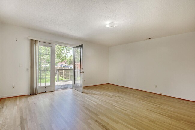 Building Photo - 1028 Duke St