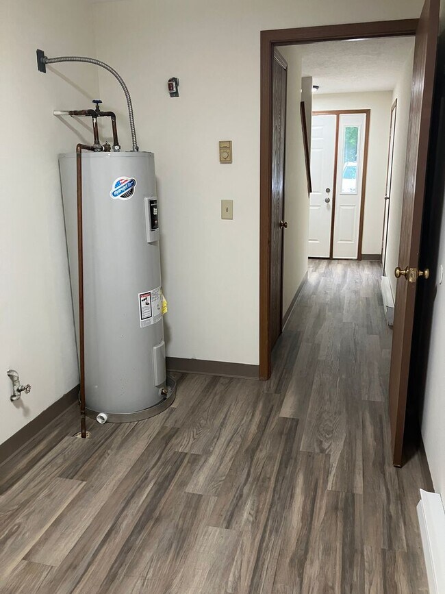 Building Photo - Troy Crossing - 2 Bedroom & 1.5 Bath Townh...