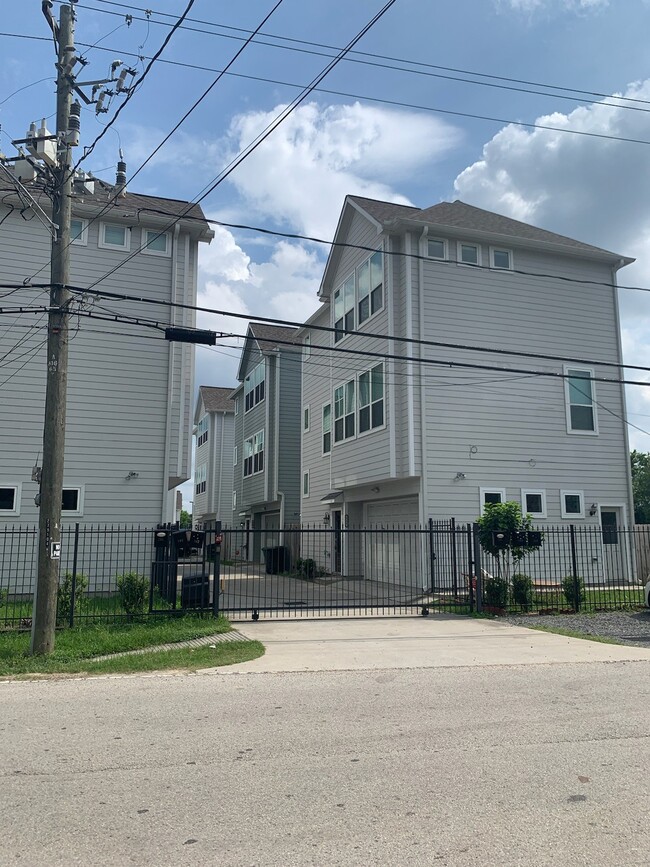 Building Photo - 709 Link Rd