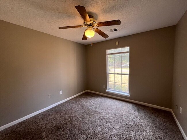 Building Photo - Renovated 3 Bedroom 2 Bath Home with 2 Car...