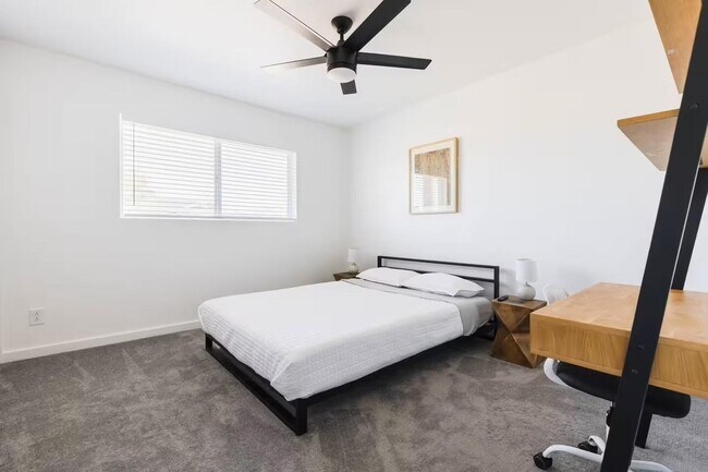 Building Photo - 8447 E Vernon Ave