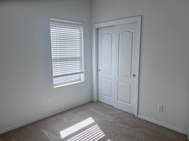 Building Photo - Newer 4 Br, 2 Ba, with the major appliance...