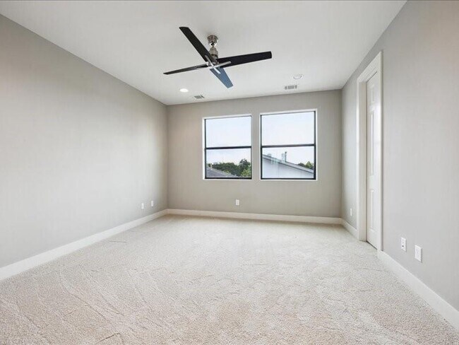 Building Photo - 3212 N MacGregor Way