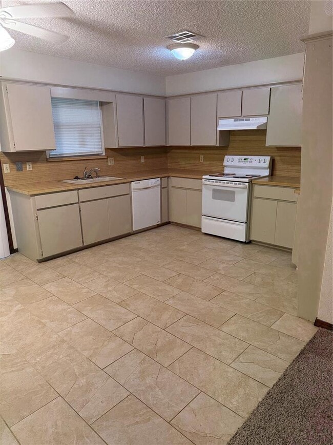 Building Photo - 1018 Summerton Pl