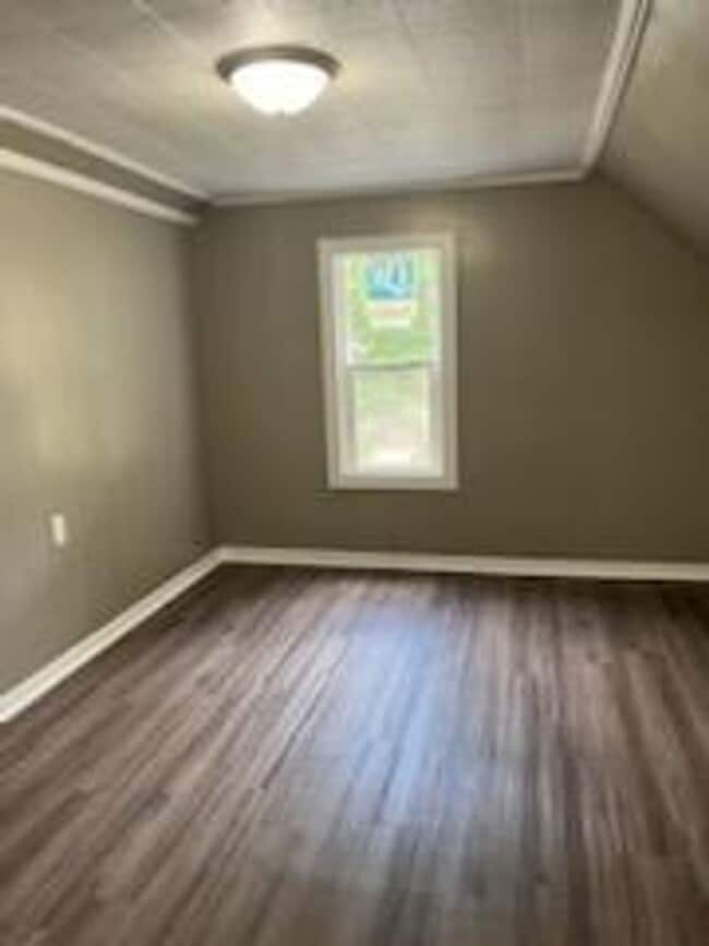 Building Photo - 2 bedroom 1 bath