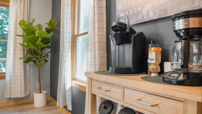 Building Photo - 15955 Bayview Dr NE