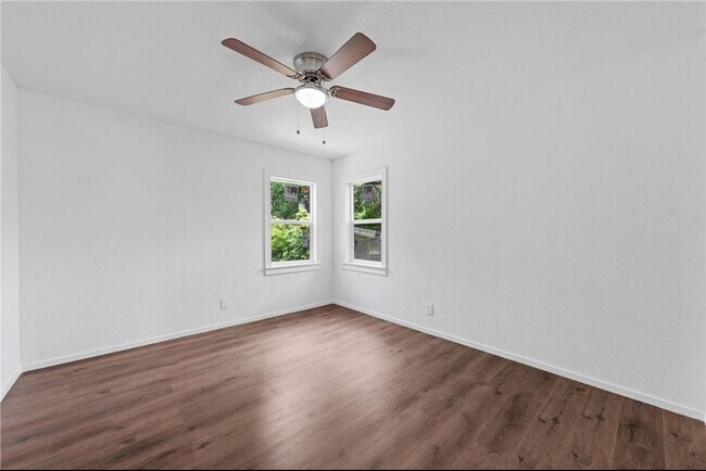 Building Photo - 1133 Lawrence Dr