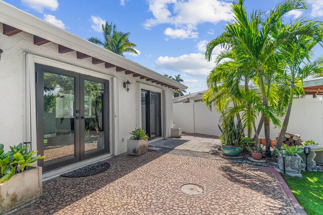 Building Photo - 901 Guava Isle