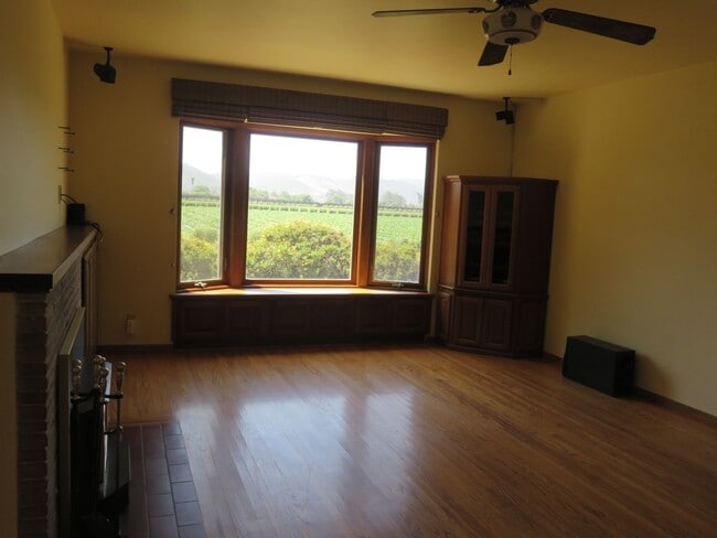 Building Photo - 3bd/2ba + 1bd/1ba country living home
