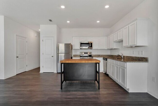 Building Photo - Townhome in Madison Place Davenport