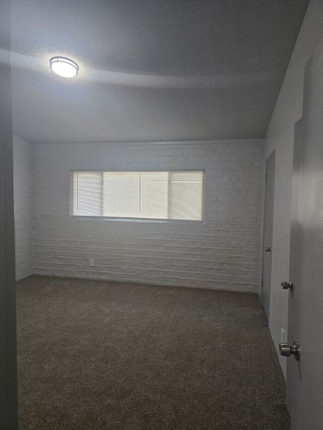Building Photo - Large 2 bedroom Central location with AC!!