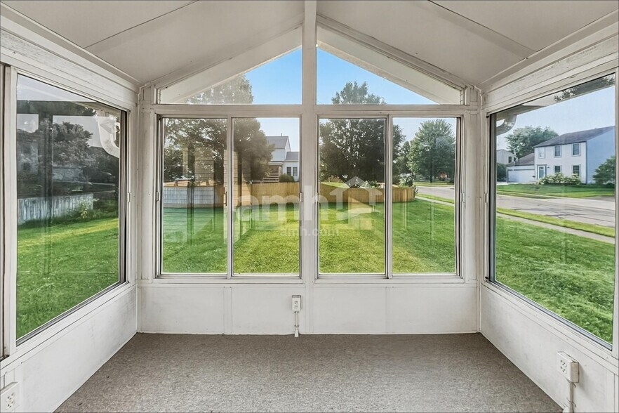 Building Photo - 825 Whitehead Dr