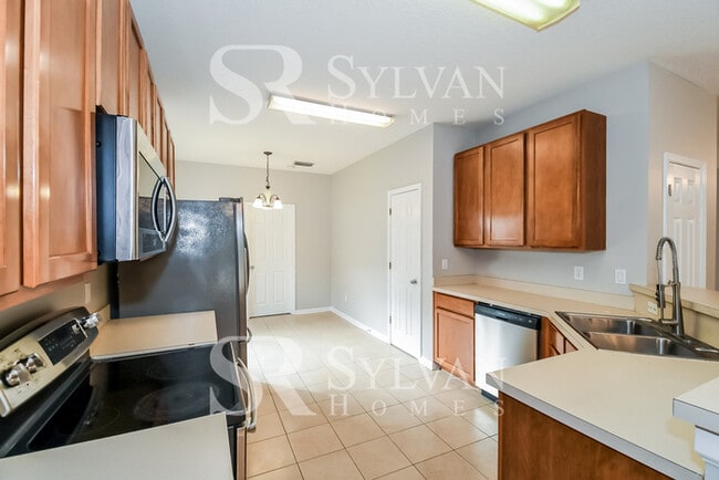 Building Photo - Welcome home to this stunning 4 bedroom, 3 bathroom home!