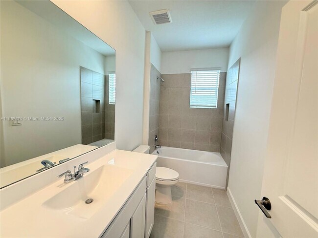 Building Photo - 551 Rivergrass St